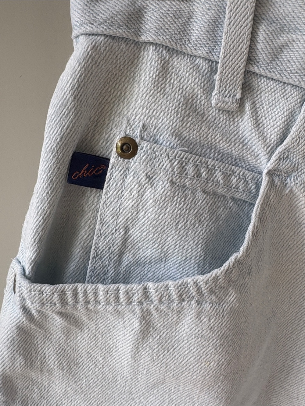 Chic Vintage Light-Wash High-Waisted Denim Mom Shorts - Picture 3 of 8